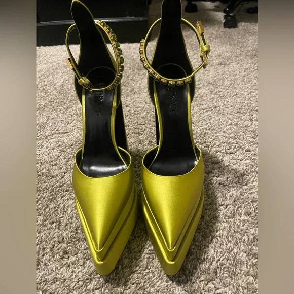 Versace Pointed Toes Aevitas - Picture 4 of 8